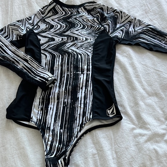 Volcom Black and White Apparel - Picture 3 of 3